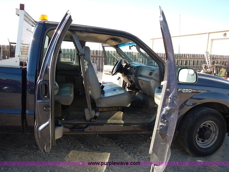 image for item L2409 2003 Ford F250 Super Duty SuperCab pickup truck