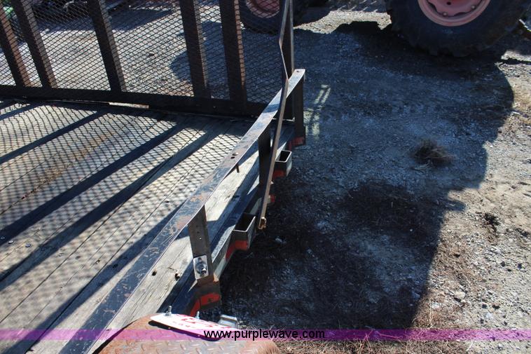 image for item L2413 2004 PJ 48318G utility trailer