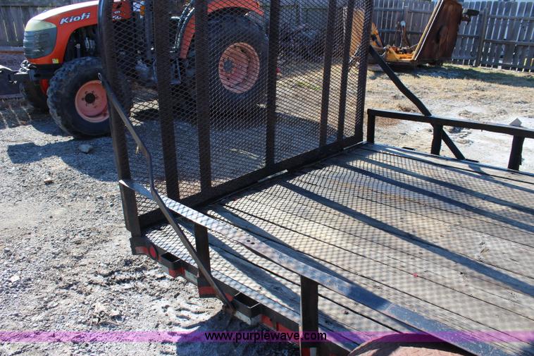 image for item L2413 2004 PJ 48318G utility trailer