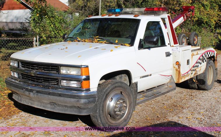 image for item L2434 2000 Chevrolet 3500 HD tow truck