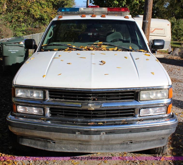 image for item L2434 2000 Chevrolet 3500 HD tow truck