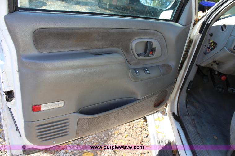 image for item L2434 2000 Chevrolet 3500 HD tow truck