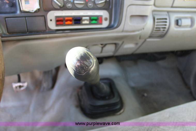 image for item L2434 2000 Chevrolet 3500 HD tow truck