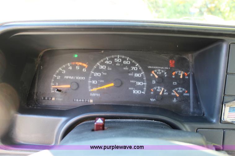 image for item L2434 2000 Chevrolet 3500 HD tow truck