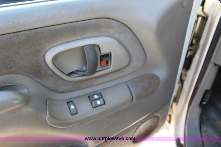 image for item L2434 2000 Chevrolet 3500 HD tow truck