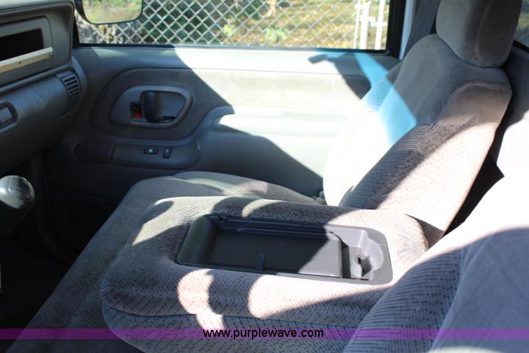 image for item L2434 2000 Chevrolet 3500 HD tow truck