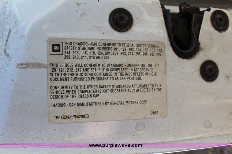 image for item L2434 2000 Chevrolet 3500 HD tow truck