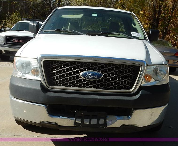 image for item L3536 2005 Ford F150 XL pickup truck