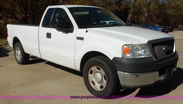 image for item L3536 2005 Ford F150 XL pickup truck