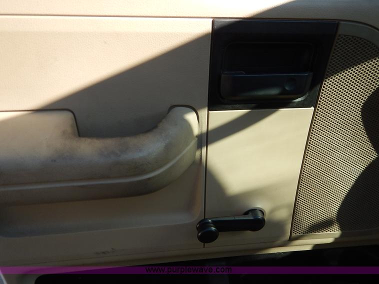 image for item L3536 2005 Ford F150 XL pickup truck