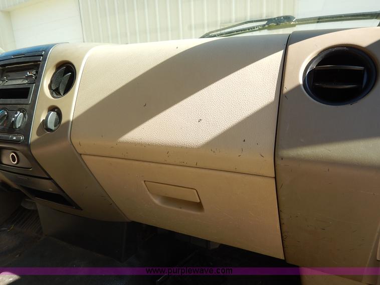 image for item L3536 2005 Ford F150 XL pickup truck