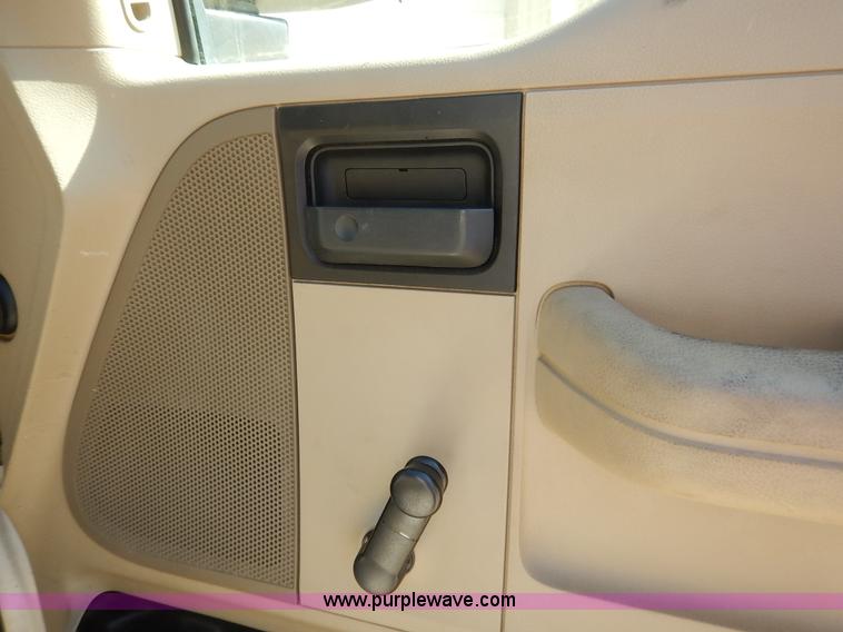 image for item L3536 2005 Ford F150 XL pickup truck