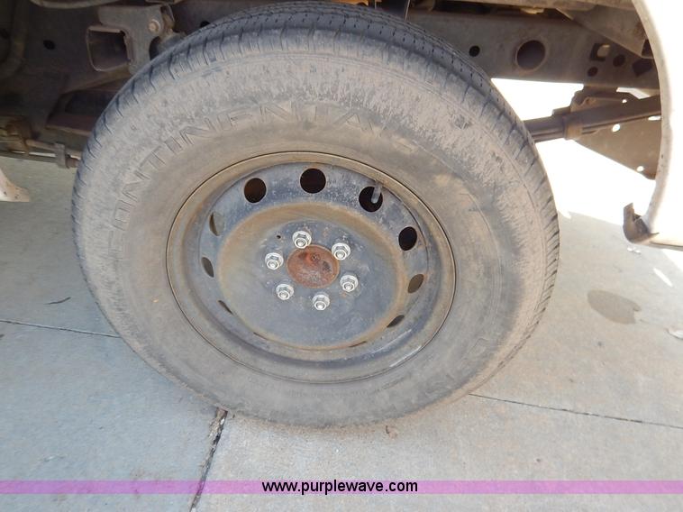 image for item L3536 2005 Ford F150 XL pickup truck