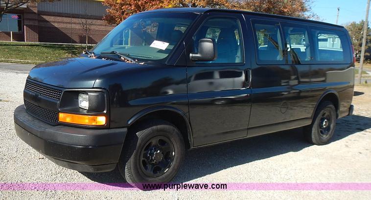 image for item L3544 2003 Chevrolet Express 1500 van