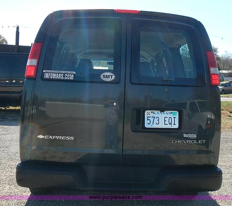 image for item L3544 2003 Chevrolet Express 1500 van