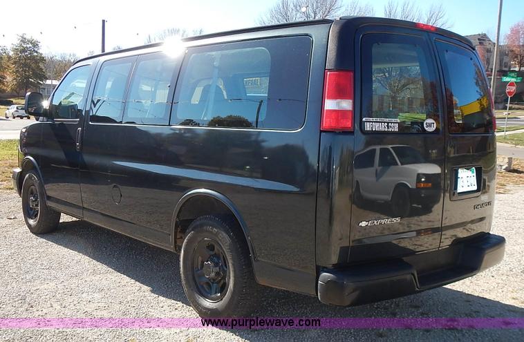 image for item L3544 2003 Chevrolet Express 1500 van