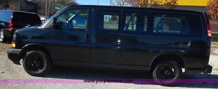 image for item L3544 2003 Chevrolet Express 1500 van