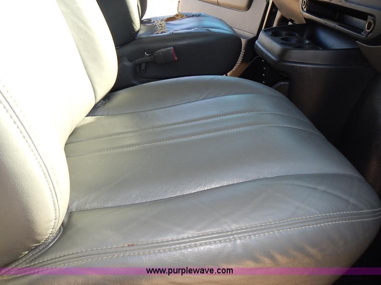 image for item L3544 2003 Chevrolet Express 1500 van