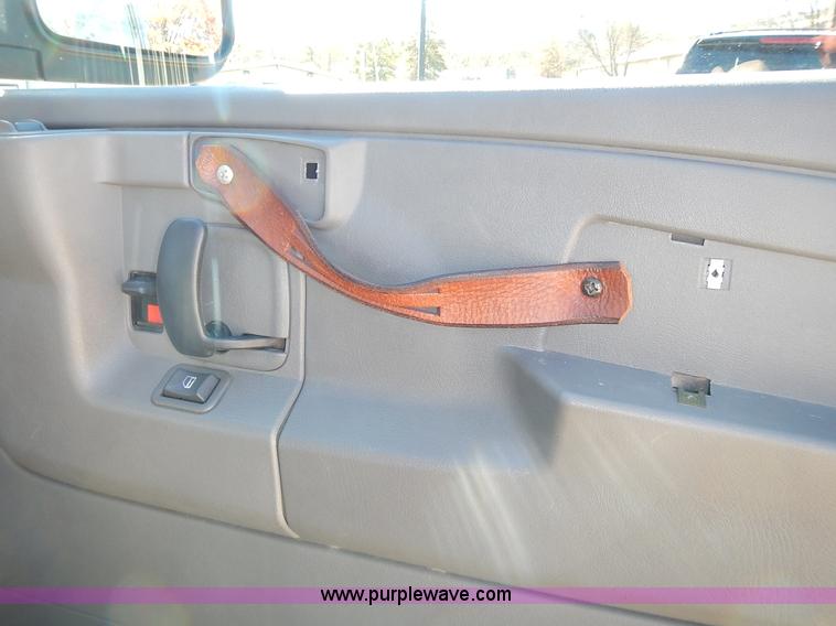 image for item L3544 2003 Chevrolet Express 1500 van