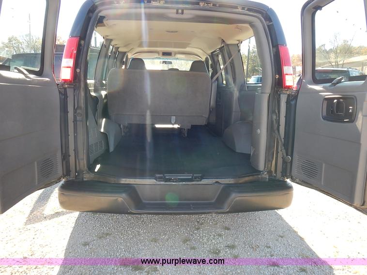 image for item L3544 2003 Chevrolet Express 1500 van