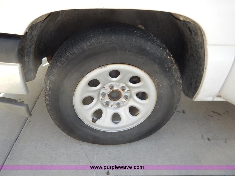 image for item L3547 2003 Chevrolet Silverado 1500 pickup truck