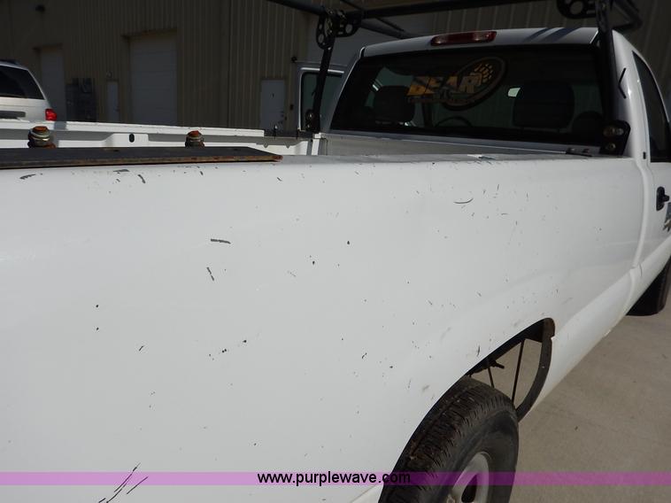 image for item L3547 2003 Chevrolet Silverado 1500 pickup truck