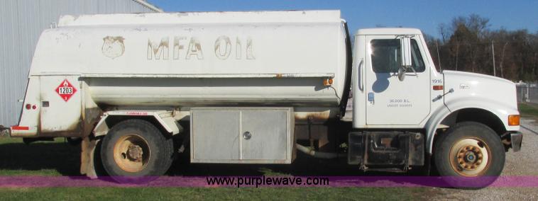 image for item L5319 1999 International 4900 fuel truck