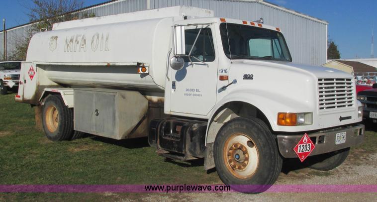 image for item L5319 1999 International 4900 fuel truck