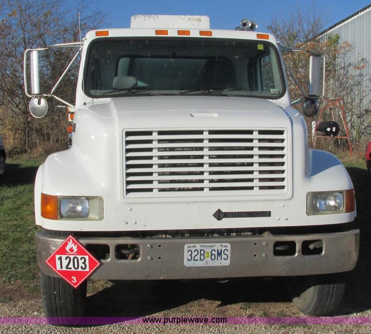 image for item L5319 1999 International 4900 fuel truck