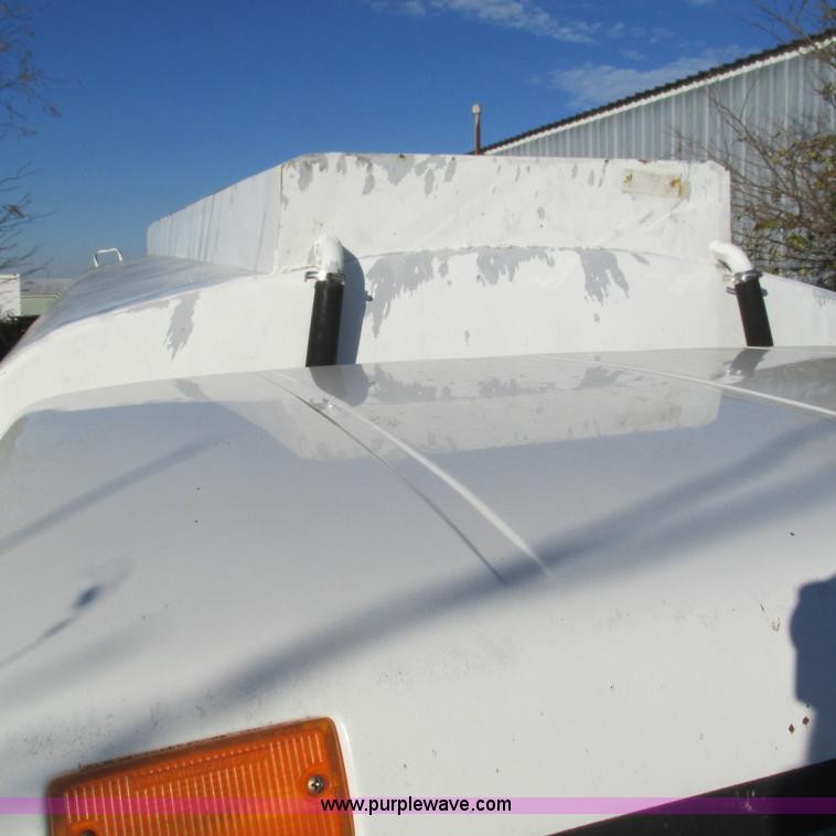 image for item L5319 1999 International 4900 fuel truck