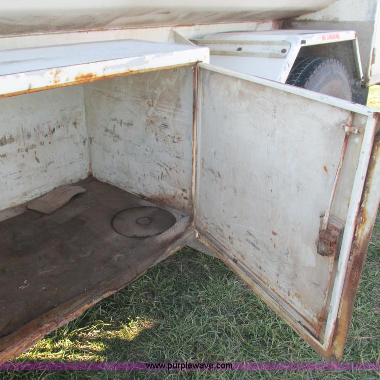 image for item L5319 1999 International 4900 fuel truck