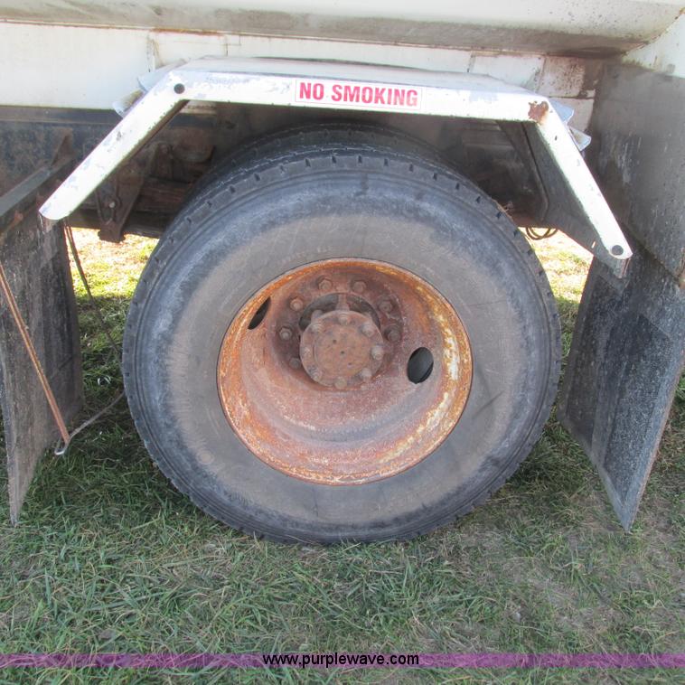 image for item L5319 1999 International 4900 fuel truck