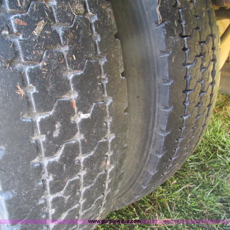 image for item L5319 1999 International 4900 fuel truck