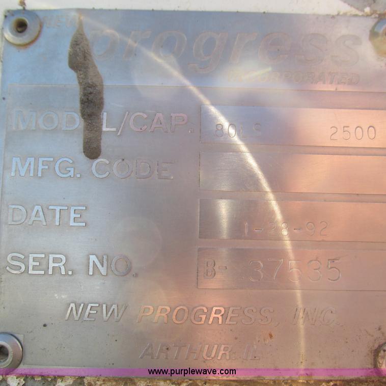 image for item L5319 1999 International 4900 fuel truck