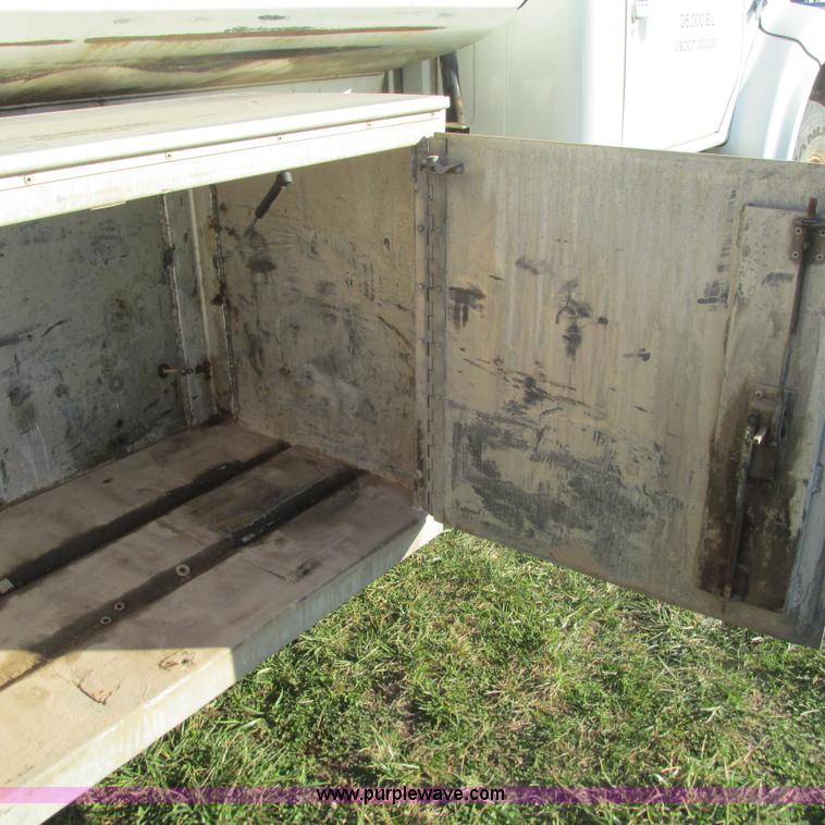 image for item L5319 1999 International 4900 fuel truck