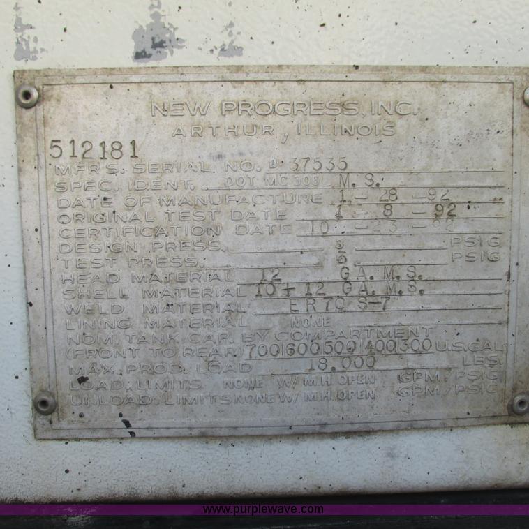 image for item L5319 1999 International 4900 fuel truck