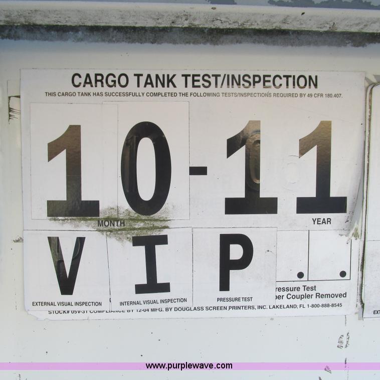 image for item L5319 1999 International 4900 fuel truck