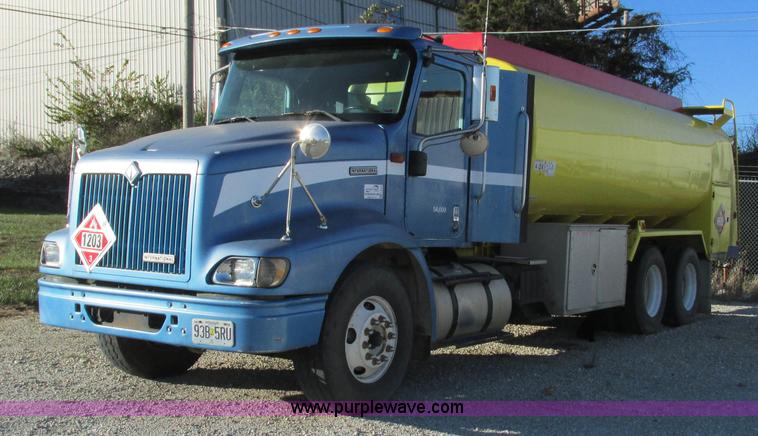 image for item L5324 2001 International 9100i fuel truck