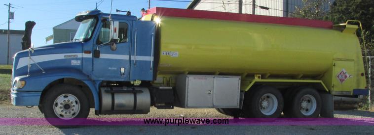 image for item L5324 2001 International 9100i fuel truck