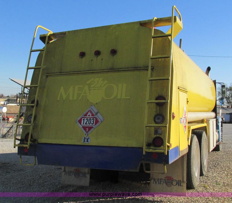 image for item L5324 2001 International 9100i fuel truck