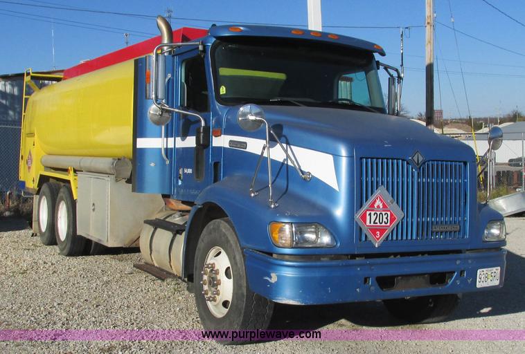 image for item L5324 2001 International 9100i fuel truck