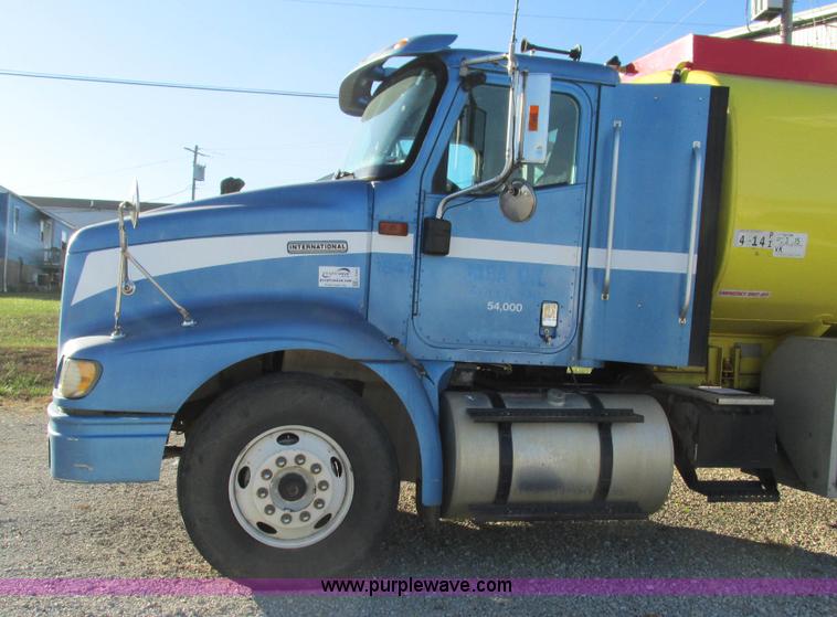 image for item L5324 2001 International 9100i fuel truck