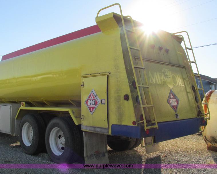 image for item L5324 2001 International 9100i fuel truck