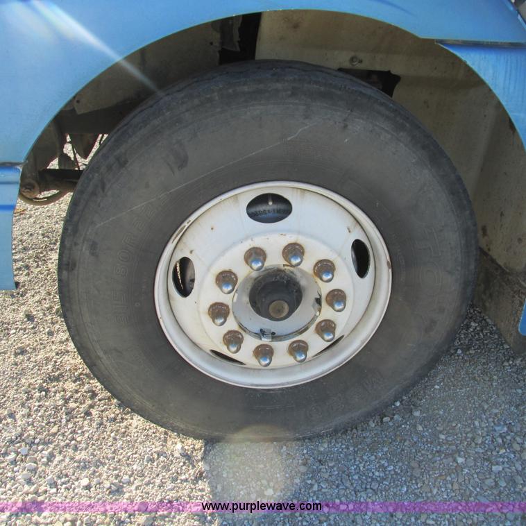 image for item L5324 2001 International 9100i fuel truck