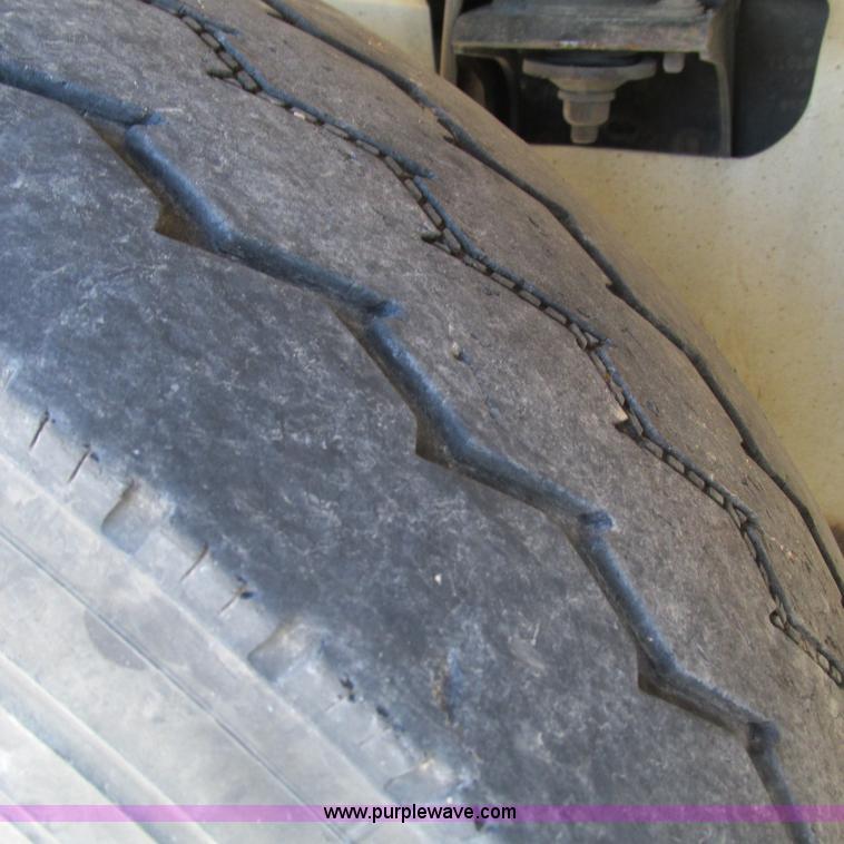 image for item L5324 2001 International 9100i fuel truck