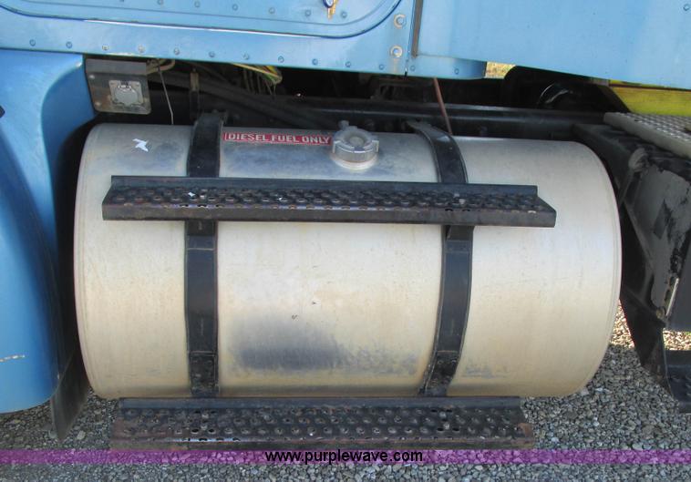 image for item L5324 2001 International 9100i fuel truck