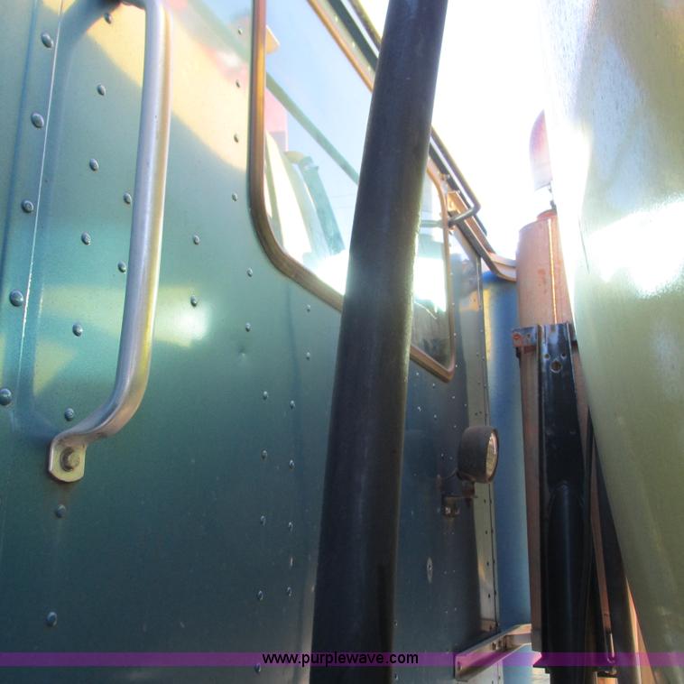 image for item L5324 2001 International 9100i fuel truck