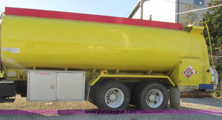 image for item L5324 2001 International 9100i fuel truck