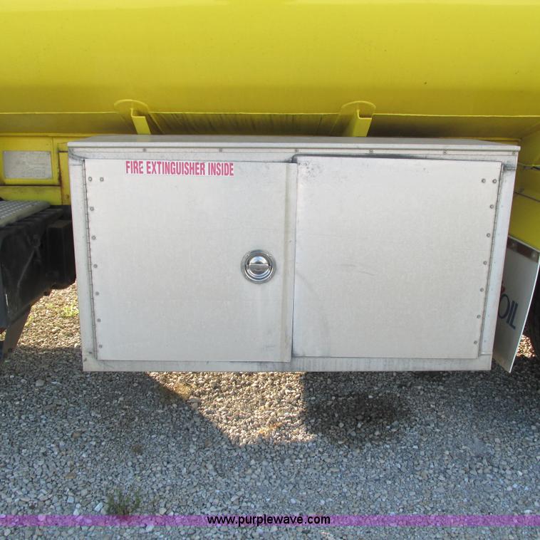 image for item L5324 2001 International 9100i fuel truck