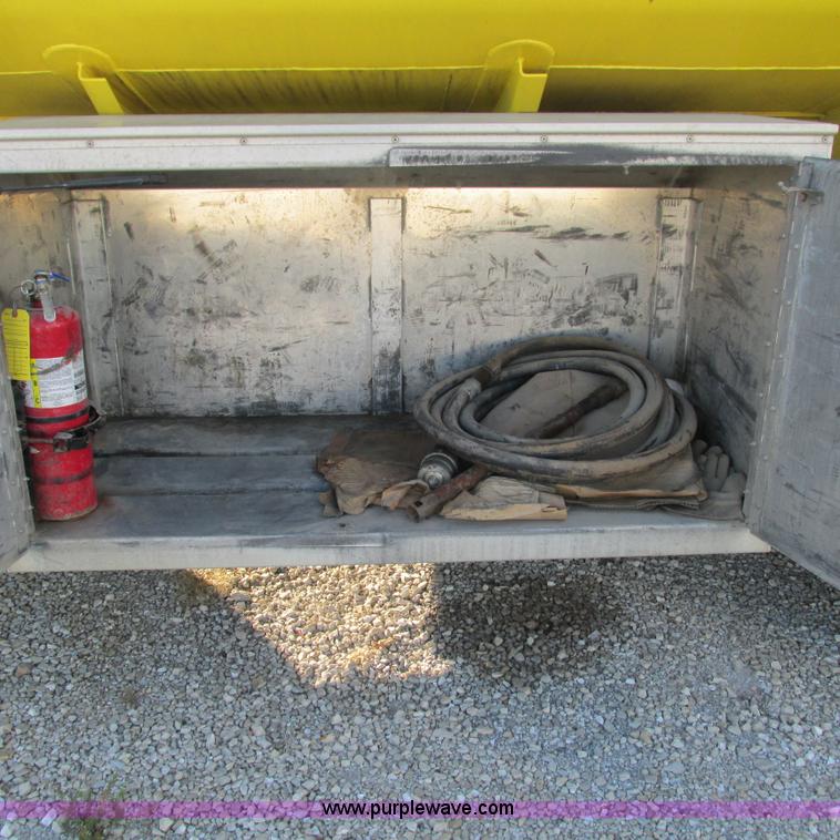 image for item L5324 2001 International 9100i fuel truck